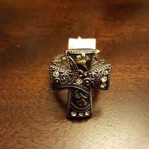 Cross ring with crystals